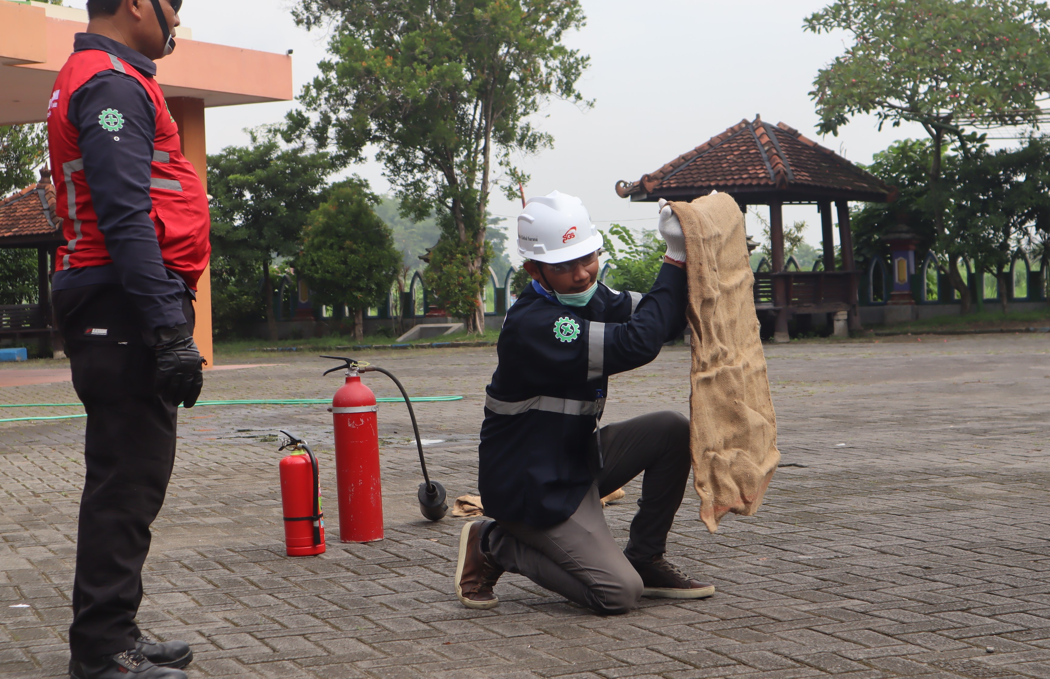 Pembinaan dan Sertifikasi Petugas Peran Kebakaran Kelas D saat Mengikuti Ujian Praktek