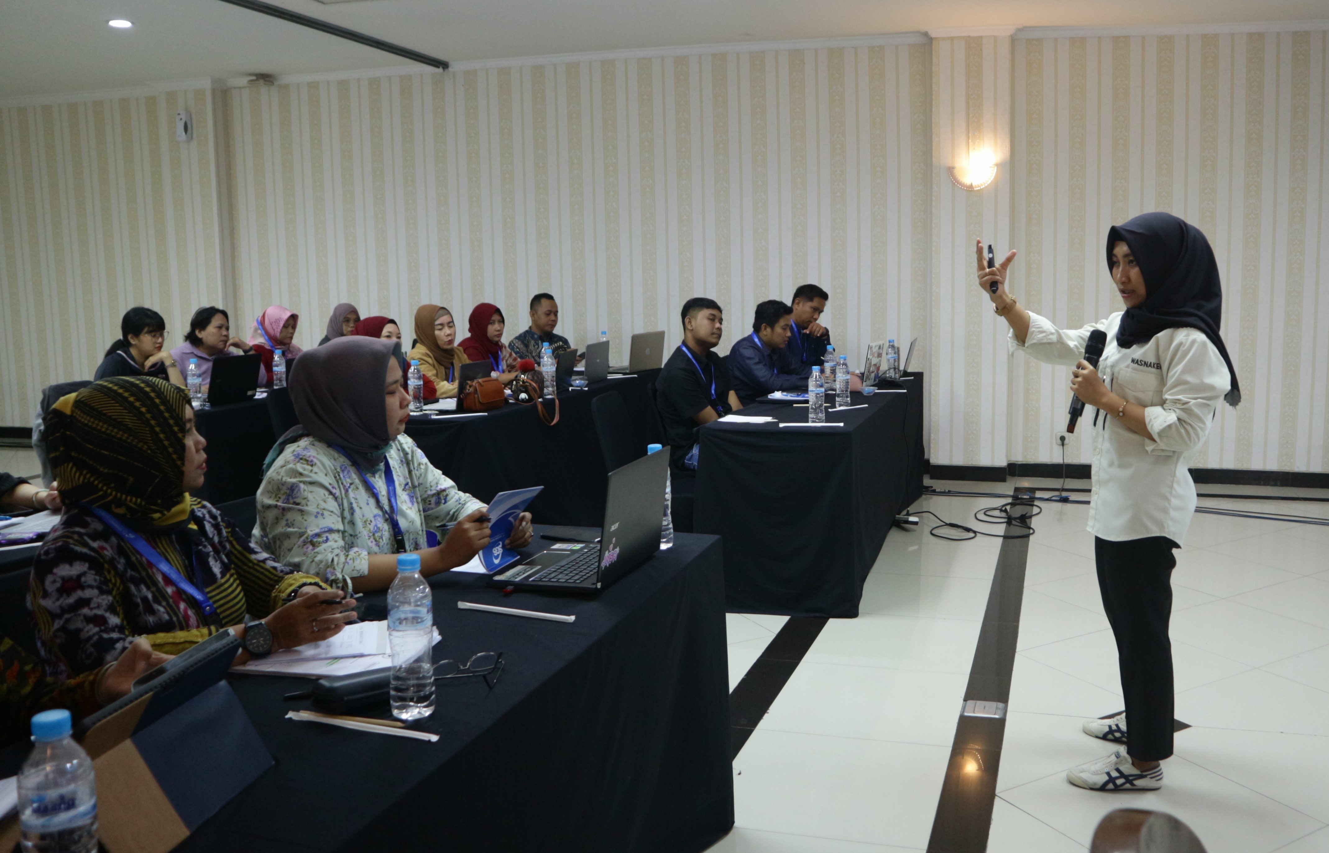 Antusiasme Peserta saat mengikuti Pembinaan KNK dan Uji Kompetensi Bidang Auditor internal Ketenagakerjaan Muda