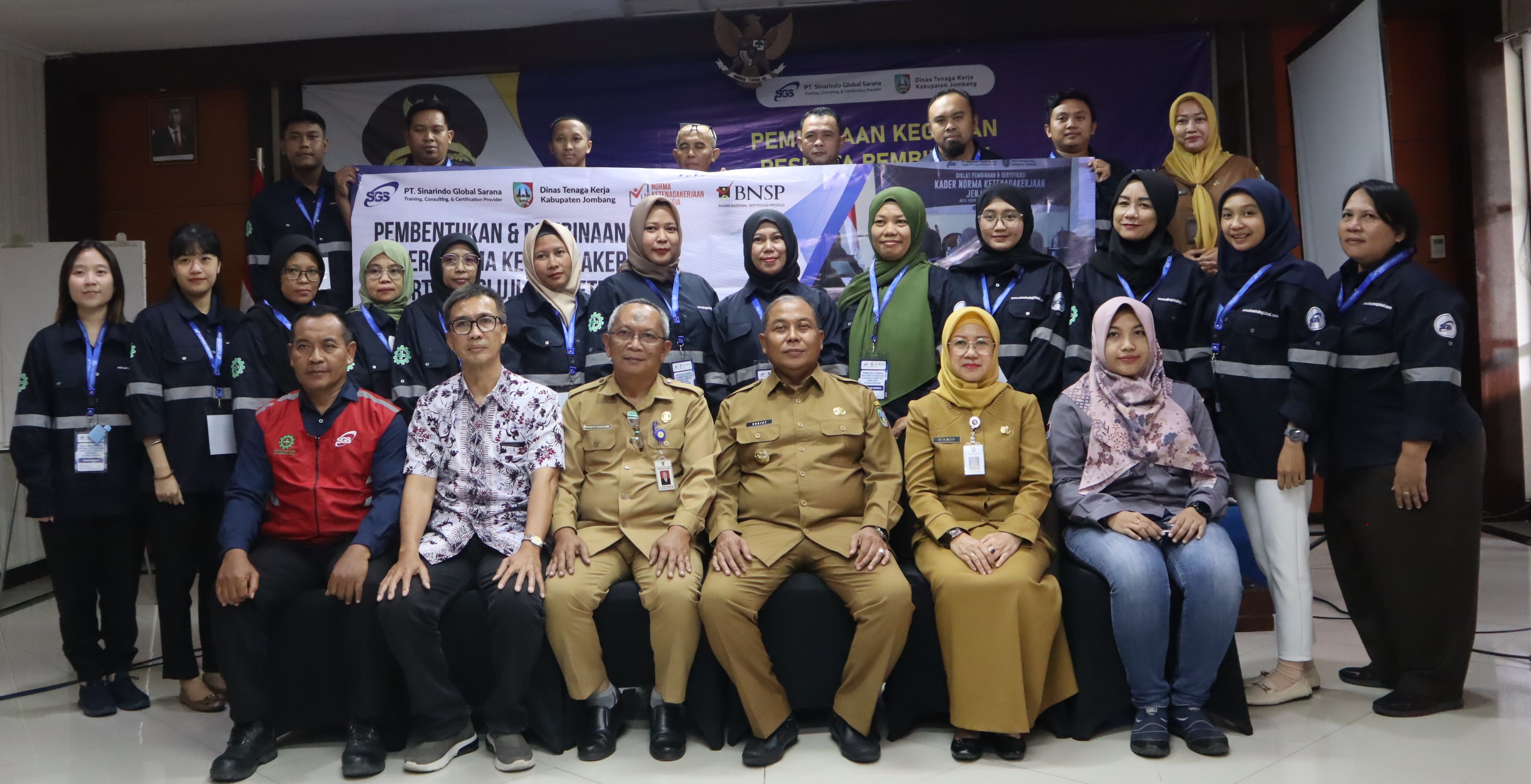 Peserta Pembinaan KNK dan Uji Kompetensi BNSP berfoto bersama PJ Bupati Kabupaten Jombang